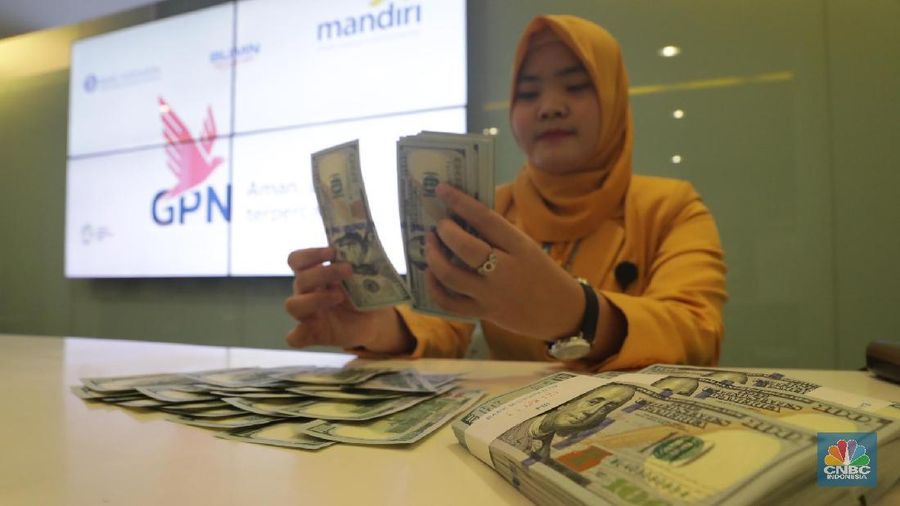 Rupiah bergerak melemah terhadap dolar Amerika Serikat (AS) pada perdagangan menjelang siang ini.