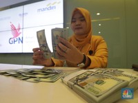 Pukul 14:00 WIB: Bank Mulai Jual Dolar Rp 14.500