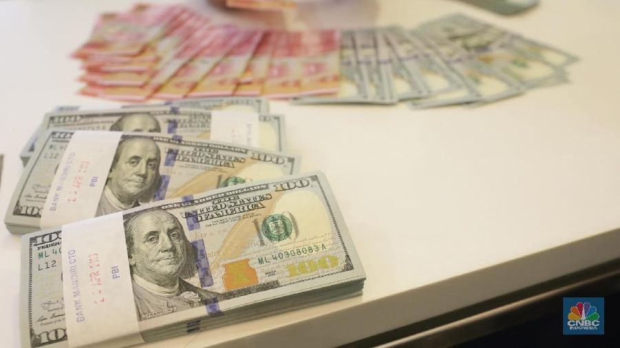 Ilustrasi Rupiah dan Dollar di teller Bank Mandiri, Jakarta, Senin (07/5). Nilai tukar rupiah terhadap dolar Amerika Serikat (AS) masih melemah. Rupiah melemah 0,32 % dibandingkan penutupan akhir pekan lalu. Harga jual dolar AS di  bank Mandiri Rp. 14.043. (CNBC Indonesia/Muhammad Sabki)