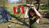 Mereka melakukan pencarian di desa Didymkin dekat Stavropol, Rusia, pada April lalu. (REUTERS/Eduard Korniyenko)