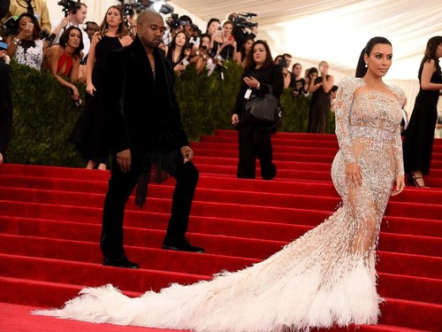 10 Momen Kim Kardashian Pamer Bokong Jumbo yang Tak Lagi Jadi Tren