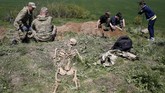 Namun, belasan tentara itu hanya sedikit dari puluhan juta orang yang meninggal dunia di front timur Perang Dunia II. (REUTERS/Eduard Korniyenko)