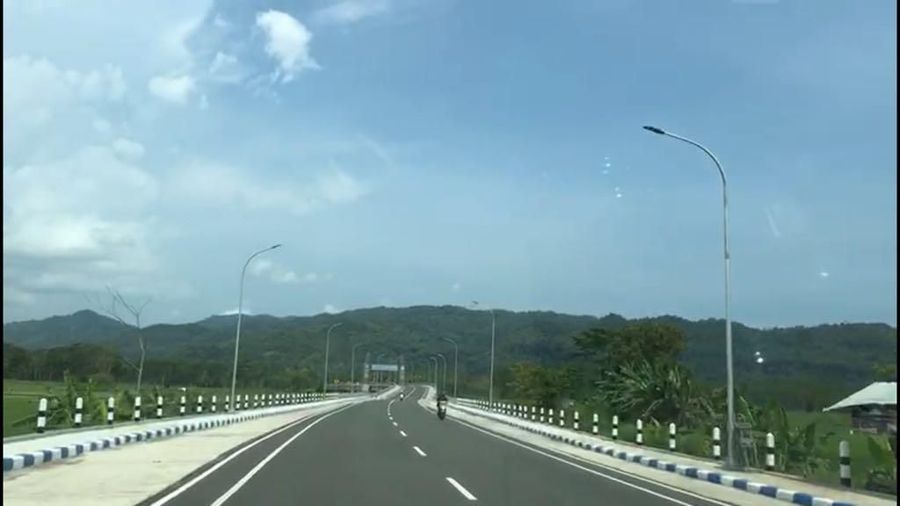 Menteri Pekerjaan Umum dan Perumahan Rakyat Basuki Hadimuljono promosikan Jalur Pantai Selatan (Pansela) Jawa bisa menjadi alternatif para pemudik tahun 2018. Jalan Pansela Jawa memiliki panjang 1.405 km yang membentang menyusuri garis tepi Pantai Selatan dari wilayah Provinsi Banten, Jawa Barat, Jawa Tengah, Daerah Istimewa Yogyakarta hingga Jawa Timur. (Biro Komunikasi Publik Kementerian PUPR)