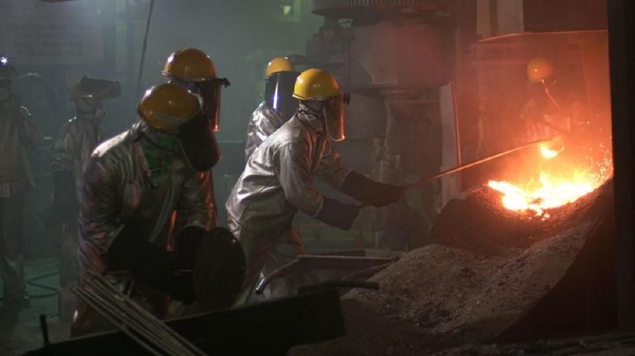 Antam menggandeng perusahaan tambang Brasil, Vale, untuk menggali tambang emas di Sumbawa, NTB. Potensi emas dua kali lipat dibanding Newmont.