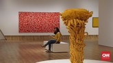 Keseluruhan pameran itu menyuguhkan kontemplasi hidup Yayoi selama ia masih di Jepang, hijrah ke Amerika, sampai kembali ke Jepang dan masih berkarya hingga kini. (CNN Indonesia/Agniya Khoiri)