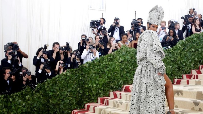 Met gala Singer Rihanna arrives at the Metropolitan Museum of Art Costume Institute Gala (Met Gala) to celebrate the opening of “Heavenly Bodies: Fashion and the Catholic Imagination” in the Manhattan borough of New York, U.S., May 7, 2018. REUTERS/Eduardo Munoz TPX IMAGES OF THE DAY