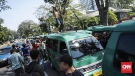 Sopir Angkot Bandung Mogok Tuntut Aturan Ketat Taksi Online
