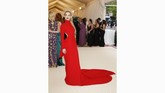 Selain gaun merah mencolok rancangan Carolina Herrera, aktris Amber Heard tampil unik dengan hiasan kepala yang seolah membuatnya 'bersinar'. (REUTERS/Carlo Allegri)