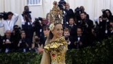 Hampir beberapa tahun belakangan, Sarah Jessica Parker selalu menggunakan headpiece yang mencolok. Tahun ini dengan gaun kuning mengembang dan berekor panjang dari Dolce & Gabbana, SJP memakai hiasan kepala tinggi yang menyerupai gua Maria. (REUTERS/Eduardo Munoz)