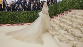 Seolah menampilkan sosok 'malaikat', Kate Bosworth tampil dalam busana Oscar de la Renta lengkap dengan selendang panjang yang menutupi kepala. Penampilannya ini sejalan dengan tema Met Gala tahun ini. (REUTERS/Eduardo Munoz)