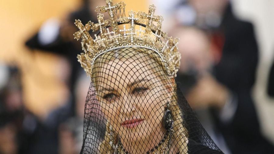 Desainer aksesoris Rinaldy A Yunardy kembali membawa nama Indonesia ke kancah internasional. Tahun ini koleksi Rinaldy dikenakan oleh penyanyi dunia, Madonna. 