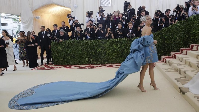 Met Gala, acara amal tahunan bertiket masuk  Rp 420 juta. Tema busana tahun ini 'Heavenly Bodies: Fashion and the Catholic Imagination' dipilih penyelenggara. 