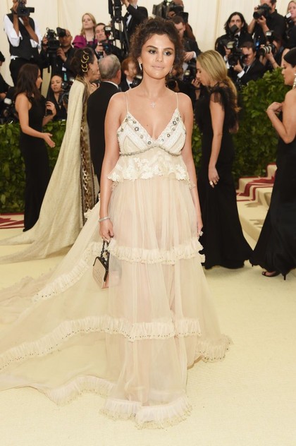 Alasan di Balik Penampilan Selena Gomez Berwajah Coklat di Met Gala 2018 Alasan di Balik Penampilan Selena Gomez Berwajah Coklat di Met Gala 2018