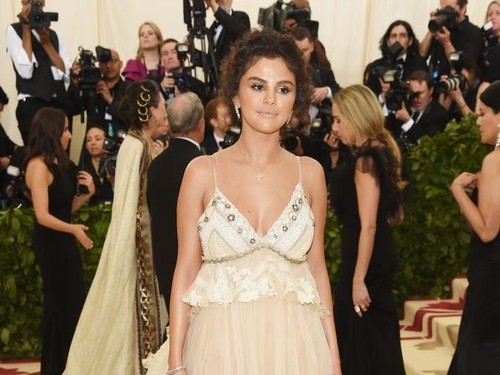 Tanggapan Selena Gomez Soal Kulit Gelapnya yang Dikritik di Met Gala Tanggapan Selena Gomez Soal Kulit Gelapnya yang Dikritik di Met Gala