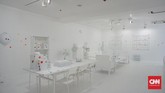 Ada pula ruang interaktif bernama Obliteration Room, yang membiarkan pengunjung menempeli seluruh ruangan bernuansa putih itu dengan stiker warna-warni. (CNN Indonesia/Agniya Khoiri)