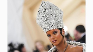Rihanna Ketahuan Punya Hobi Curi Gelas Wine