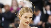 Lingkaran halo dipakai oleh kekasih Jason Statham sekaligus model Victoria's Secret Rosie Huntington Whiteley. Dia menggunakan lingkaran penuh polos berwarna emas bak seorang malaikat. (REUTERS/Eduardo Munoz)