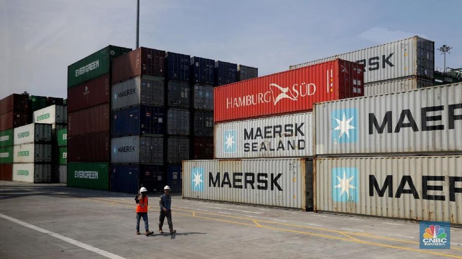 Suasana bongkar muat peti kemas di Kompleks PT Pelabuhan Tanjung Priok, Jakarta, Selasa,  (08/05). PT Pelindo II (Persero)/IPC terus mengoptimalkan penggunaan teknologi informasi dan melakukan modernisasi infrastruktur dan suprastruktur pelabuhan,  sebagai upaya menekan biaya logistik di Tanah Air. (վ/Muhammad Sabki)