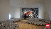 Setelahnya, ada instalasi bertajuk Narcissus Garden, karya yang menyuguhkan 1.500 bola yang terbuat dari stainless steel dan pertama kali ditampilkan di Venice Biennale 1965. (CNN Indonesia/Agniya Khoiri)