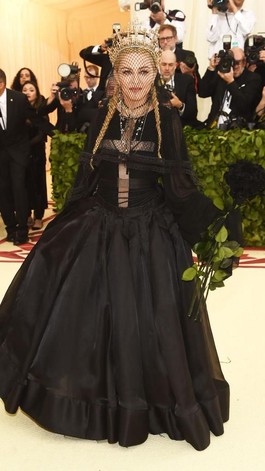 Madonna Pakai Mahkota Karya Desainer Indonesia di Met Gala 2018 Madonna Pakai Mahkota Karya Desainer Indonesia di Met Gala 2018