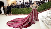 Digelar di New York, pada Senin (7/5) malam waktu setempat, aktris Blake Lively juga hadir mencolok dalam gaun Versace. Dengan pengerjaan detil mengesankan ia hadir dalam ajang Met Gala tahun ini yang mengangkat tema “Heavenly Bodies: Fashion and the Catholic Imagination”. (REUTERS/Eduardo Munoz)