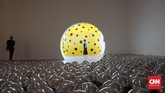 Balon-balon itu seperti labu besar yang selama ini terpampang di Gandaria City, Jakarta. Yayoi Kusama, demikian tertulis dalam keterangan di labu itu. (CNN Indonesia/Agniya Khoiri)