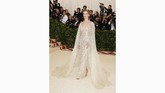 Model Rosie Huntington-Whiteley tampil di Met Gala 2018 seperti seorang 'dewi', dengan busana Ralph Lauren dan perhiasan Anita Ko. Yang menarik adalah headpiece lingkaran di kepalanya yang seperti 'menaungi kepala' seolah terberkati. (REUTERS/Carlo Allegri)