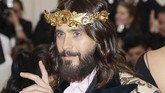 Jared Leto juga tampil sesuai tema Katolik yang diselenggarakan. Leto sendiri memakai mahkota ala raja berwarna emas. REUTERS/Carlo Allegri