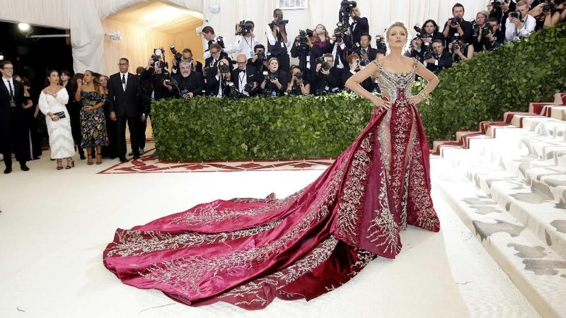 Met Gala, acara amal tahunan bertiket masuk  Rp 420 juta. Tema busana tahun ini 'Heavenly Bodies: Fashion and the Catholic Imagination' dipilih penyelenggara. 