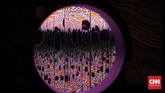 Ini adalah pameran ketiga Yayoi yang bertajuk ‘YAYOI KUSAMA: LIFE IS THE HEART OF A RAINBOW’ setelah di Singapura dan Australia. Pengunjung akan dikenai biaya tiket seharga Rp100 ribu (dewasa), Rp90 ribu (mahasiswa) dan Rp80 ribu (anak-anak) untuk masuk pameran. (CNN Indonesia/Agniya Khoiri)