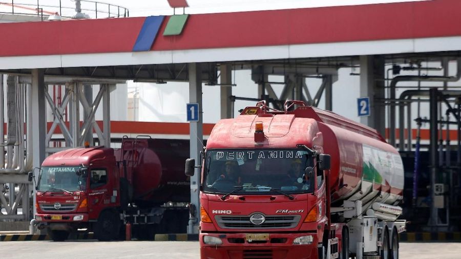 A man walks near storage tanks at a state-owned Pertamina fuel depot in Jakarta, Indonesia, May 8, 2018. REUTERS/Willy Kurniawan