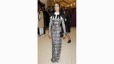 Aktris Jennifer Connelly juga memberi kesan unik dalam balutan busana Louis Vuitton. Detil bagian leher yang hitam-putih berpadu dengan gaunnya yang mengkilap. (REUTERS/Carlo Allegri)