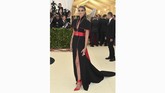Gaun slit tinggi dan juga belahan dada rendah membuat Taylor Hill terlihat seksi. Dia memakai gaun buatan Diane von Furstenberg yang berwarna hitam. Kesan sensual ditambahkan dengan belt merah dan heels merah. (Neilson Barnard/Getty Images/AFP)