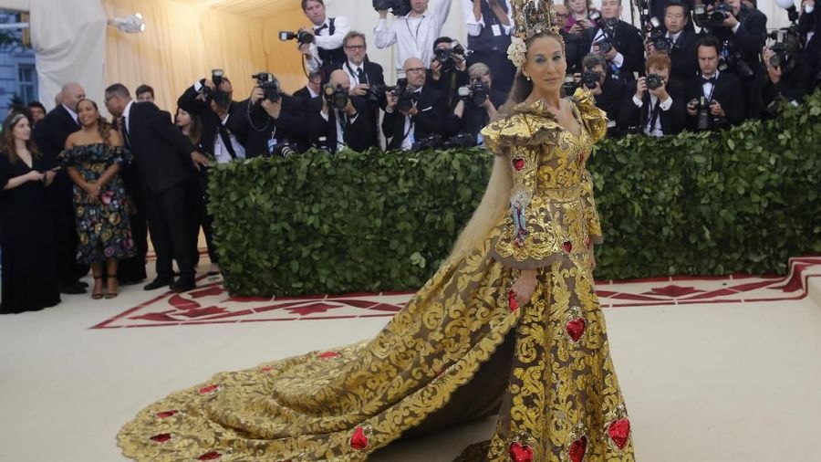 Met Gala, acara amal tahunan bertiket masuk  Rp 420 juta. Tema busana tahun ini 'Heavenly Bodies: Fashion and the Catholic Imagination' dipilih penyelenggara. 