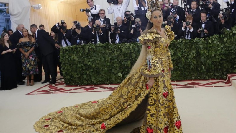 Met Gala, acara amal tahunan bertiket masuk  Rp 420 juta. Tema busana tahun ini 'Heavenly Bodies: Fashion and the Catholic Imagination' dipilih penyelenggara. 