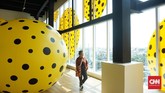 Museum MACAN Jakarta ‘dikepung’ balon-balon besar bermotif polkadot warna kuning hitam. (CNN Indonesia/Agniya Khoiri)