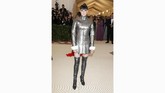 Shailene Woodley selalu berani ambil risiko dalam berbusana, dan termasuk kali ini saat hadir di Met Gala 2018. Beranjak dari inspirasi sosok Joan of Arc, ia mengenakan busana Ralph Lauren. (REUTERS/Carlo Allegri)