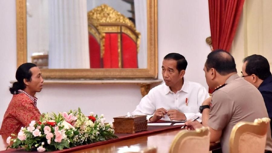 Presiden Joko Widodo memberikan sambutan ketika bersilaturahmi dengan pengemudi angkutan barang di Istana Negara, Jakarta, Selasa (8/5). Presiden Joko Widodo menerima 70 perwakilan pengemudi angkutan barang se-Indonesia untuk mendengarkan berbagai masukan terkait kendala pendistribusian barang.(Setpres RI)