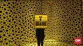 Di awal, pengunjung disambut oleh instalasi labu khas Yayoi, dengan sejumlah bola bermotif polkadot warna hitam dan kuning yang dinamai Dots Obsessions. (CNN Indonesia/Agniya Khoiri)