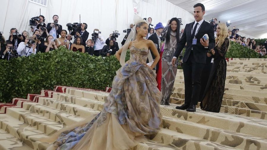 Met Gala, acara amal tahunan bertiket masuk  Rp 420 juta. Tema busana tahun ini 'Heavenly Bodies: Fashion and the Catholic Imagination' dipilih penyelenggara. 