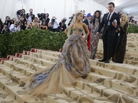 Crazy Rich China Rela Buang Duit Demi Kalahkan Ariana Grande