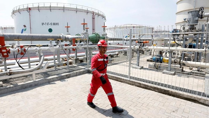 A man walks near storage tanks at a state-owned Pertamina fuel depot in Jakarta, Indonesia, May 8, 2018. REUTERS/Willy Kurniawan