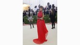 Aktris Ruby Rose arrives tampil di Metropolitan Museum of Art Costume Institute Gala (Met Gala) dengan gaun dari Tommy Hilfiger. Dia juga menggunakan sepatu heels dari Jimmy Choo dan tas dari Leiber Couture. (REUTERS/Eduardo Munoz)
