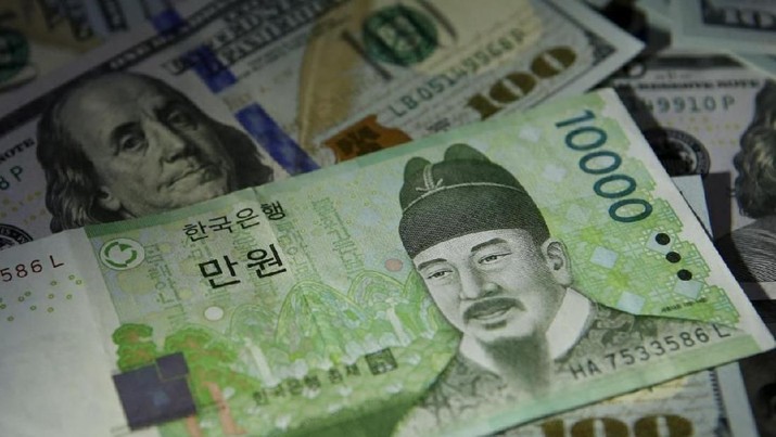 South Korean 10,000 won note is seen on U.S. 100 dollar notes in this picture illustration taken in Seoul, South Korea, December 15, 2015. REUTERS/Kim Hong-Ji