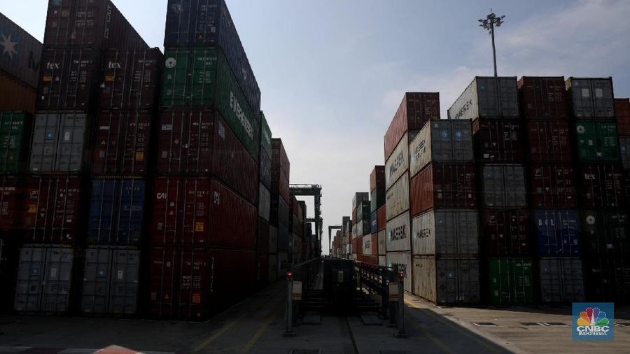 Pemerintah RI berupaya menahan laju impor barang konsumsi.