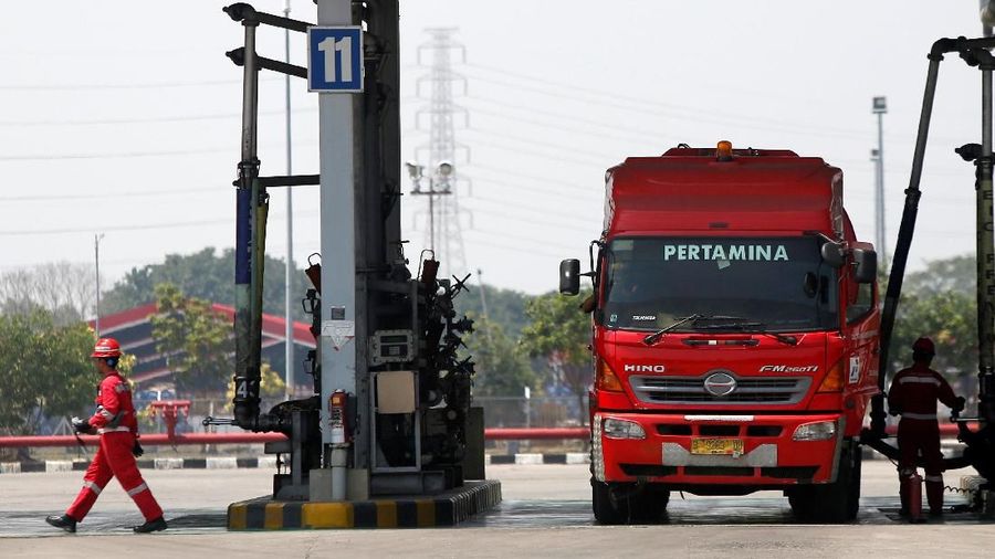 Subsidi bahan bakar minyak (BBM) jenis solar diajukan naik. Dari semula Rp 500 per liter, jadi Rp 2000 per liter.