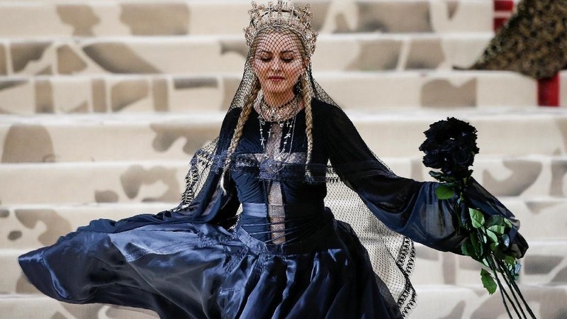 Met Gala, acara amal tahunan bertiket masuk  Rp 420 juta. Tema busana tahun ini 'Heavenly Bodies: Fashion and the Catholic Imagination' dipilih penyelenggara. 