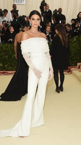 Viral, Muka Jutek Kendall Jenner Usir Asisten di Karpet Merah Viral, Muka Jutek Kendall Jenner Usir Asisten di Karpet Merah