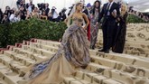 Ariana Grande membuat statement besar lewat gaun strapless Vera Wang. Yang menarik adalah motif pada busana yang merupakan lukisan karya Michelangelo, 'Last Judgment'. (REUTERS/Eduardo Munoz)