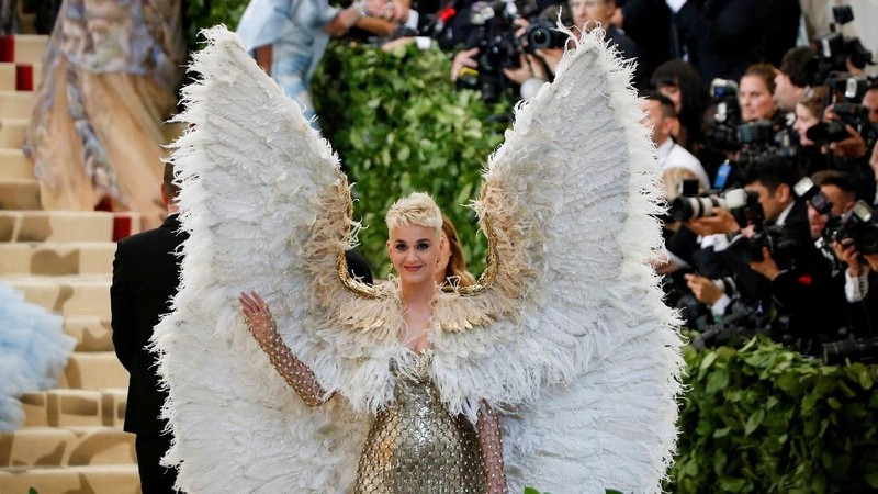 Met Gala, acara amal tahunan bertiket masuk  Rp 420 juta. Tema busana tahun ini 'Heavenly Bodies: Fashion and the Catholic Imagination' dipilih penyelenggara. 